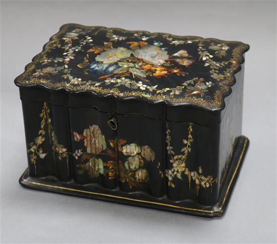 A Jennens & Bettridge papier mache box, length 21cm